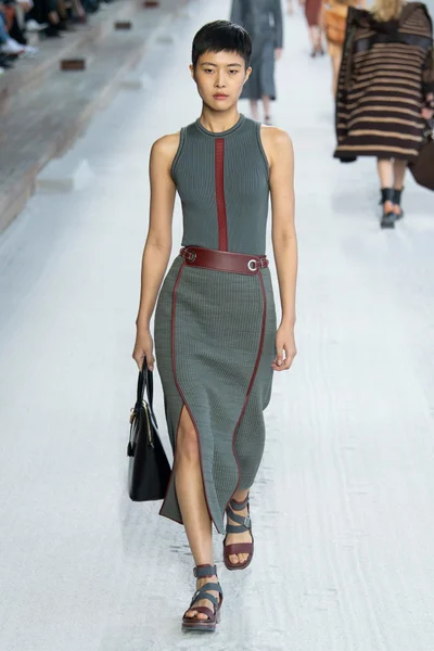 Look 16